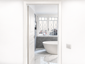 Bagno moderno con vasca e finestra